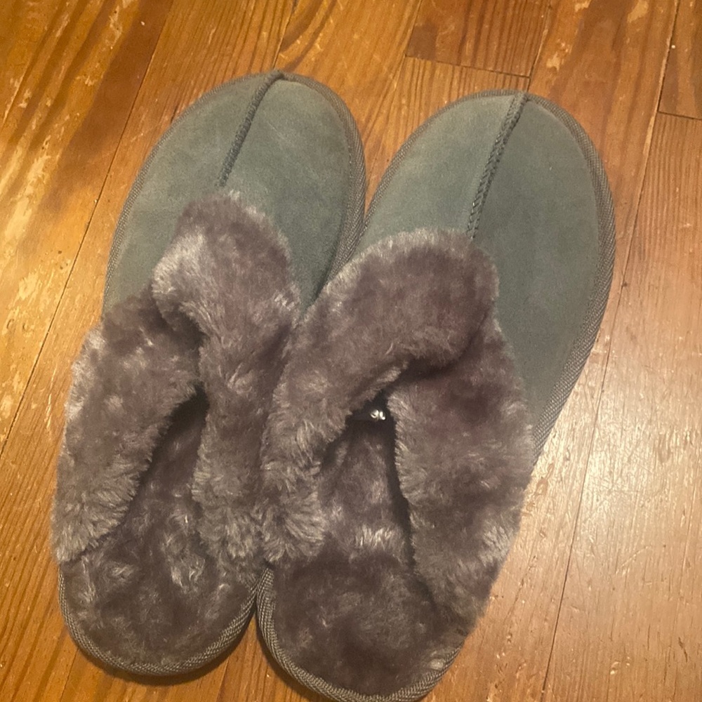 Like new grey faux fur slippers